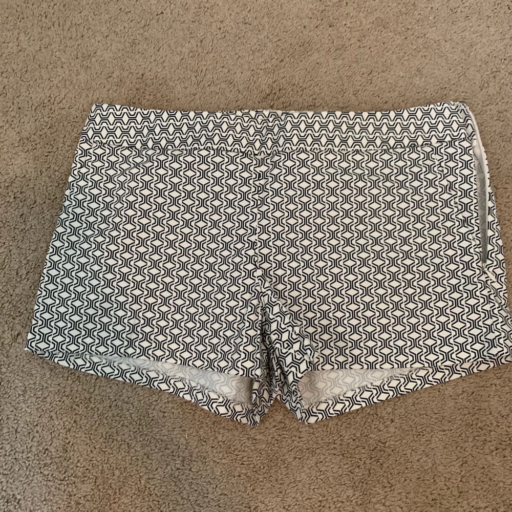 Express Patterned shorts. Size 6.